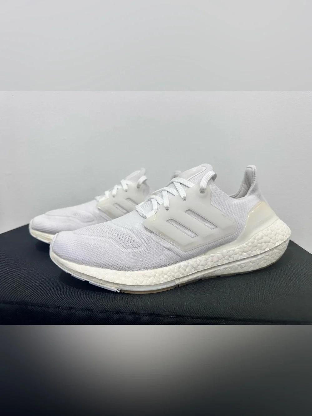 ADIDAS ULTRABOOST WHITE ATHLETIC SHOES SIZE: 9 WOMEN
